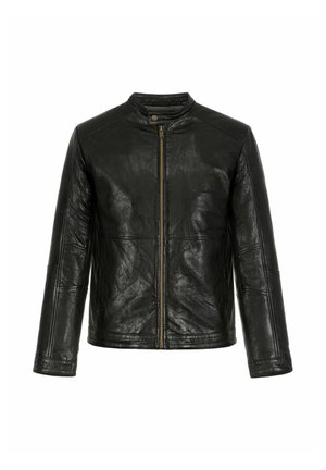 Czarna skórzana kurtka z przednim zamkiem błyskawicznym, długimi rękawami i kołnierzem na zatrzask na białym tle.