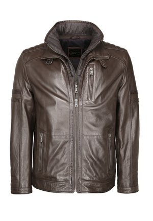 Braune Lederjacke mit hohem Kragen, Reißverschluss vorne, mehreren Reißverschlusstaschen und gesteppten Details an den Schultern für zusätzliche Textur.