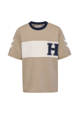 Beige T-shirt med korte ærmer med en hvid horisontal stribe og et stort navyblåt bogstav H på brystet, navy krave og hvide striber på ærmerne.