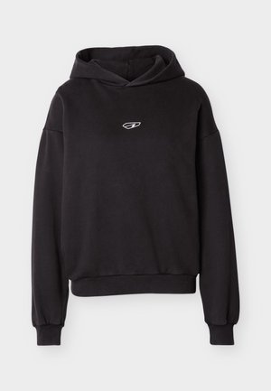 Zwarte pullover hoodie met lange mouwen en klein wit logo gecentreerd op de borst, geribbelde manchetten en tailleband.