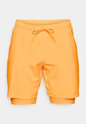 Shorts de bain orange avec taille élastique et cordon de serrage ; présentent une texture lisse et une doublure intérieure pour plus de confort.