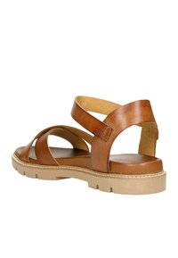 Bruine leren sandaal met meerdere brede banden, een gevoerde voetbed en een chunky rubberen zool. Voorzien van een verstelbare hielband.