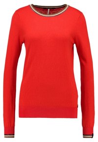 Roter Pullover mit langen Ärmeln, Rundhalsausschnitt, geripptem Saum und Bündchen. Der goldfarbene Kragenakzent hebt sich vom glatten Stoff ab.