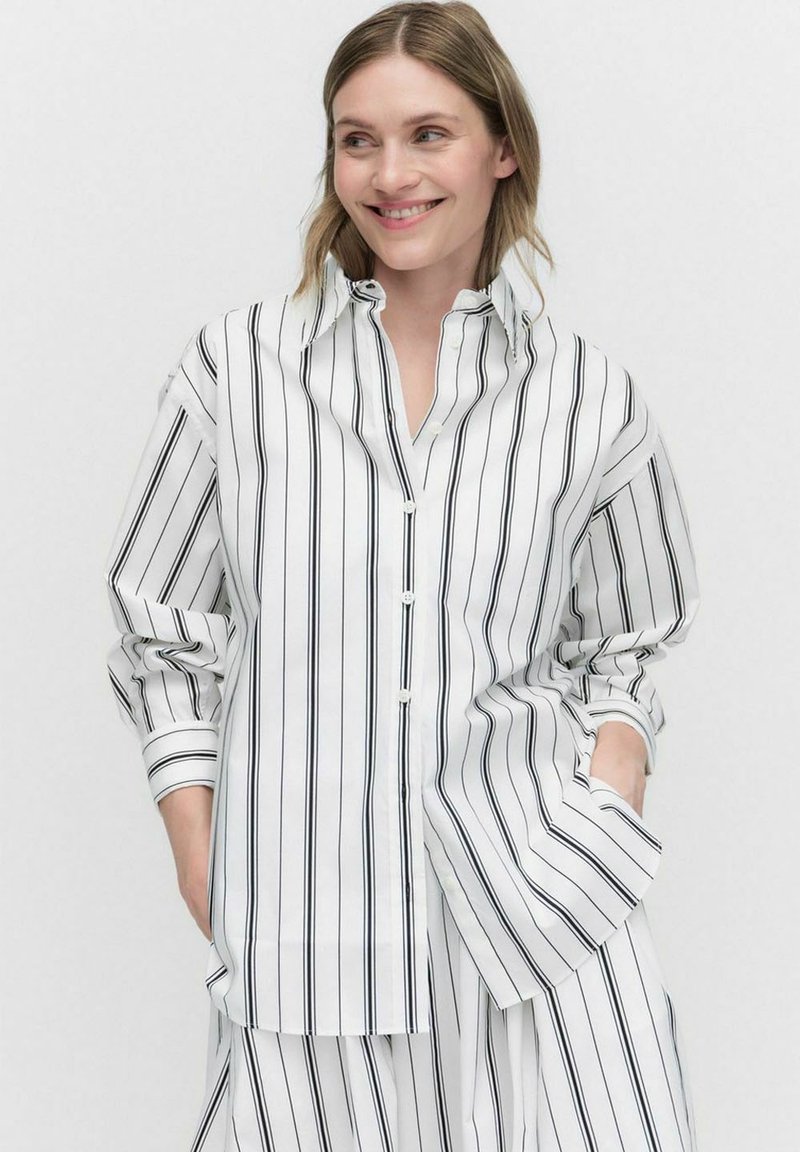 Witte button-up overhemd met zwarte verticale strepen, met een kraag, lange mouwen en een borstzak. Gemaakt van gladde stof.