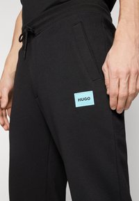 HUGO DOAK - Pantaloni de trening - black