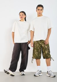 YOURTURN by Zalando - UNISEX 2 PACK BASIC BOXY T SHIRT - Basic T-shirt - coffee bean/egret Thumbnail Image 1