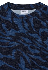 Marineblaues Langarmtop mit einem Tigerstreifenmuster in dunkleren Farbtönen. Verfügt über einen runden Halsausschnitt und eine angenehme Textur. Markenetikett sichtbar.
