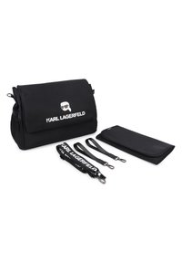 Geantă poștaș neagră din nailon cu clapetă peste, având un logo și un grafic alb. Include două curele negre și un organizator negru.