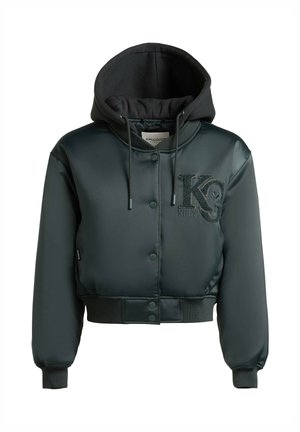 Mustast kärbitud talvejope musta kapuutsi ja nöörsulguritega, trukknupuga kinnitatav, soonikkoes mansetid ja serv, rinnal "KS Khujo" logo.