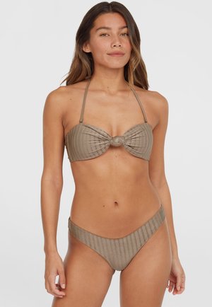 Brunrandig bikini-set med en knuten bandeau-topp och matchande låg midja-bikiniunderdel, tillverkad av en texturerad tyg och med justerbara remmar.