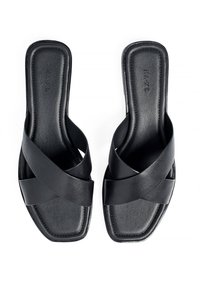 Melnas ādas slaida sandaletes ar striķu dizainu un divām pārklājošām joslām, kvadrātveida purngaliem un gludu apdari.