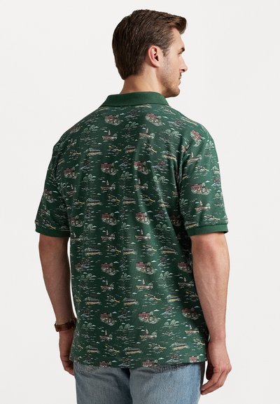 Zaļš polo krekls ar teksturētu rakstu, kurā attēlotas ēkas, koki un ūdens. Īsas piedurknes un klasiskā apkakle.