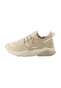 Beżowe buty sportowe z siateczkową cholewką, teksturowanymi akcentami, wyściółką wokół kostki oraz białą, amortyzującą podeszwą z gumowym bieżnikiem.