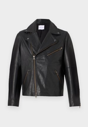 Giacca da motociclista in pelle nera con colletto a imbuto, cerniera asimmetrica anteriore e diverse tasche con cerniera. Superficie texturizzata e design aderente.