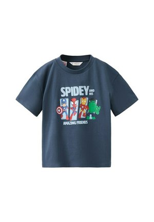 Tmavomodré tričko s kreslenými postavičkami Kapitána Ameriku, Spider-Mana, Iron Mana a Hulka a textom „Spidey a jeho úžasní priatelia.“