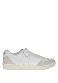 Sneaker atletica bianca con tomaia in pelle liscia, dettagli in suede, perforazioni sui lati e suola in gomma. Sono inclusi i lacci.