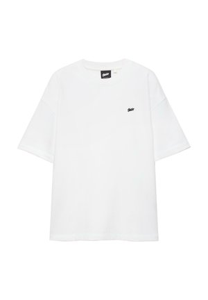 Fehér, rövid ujjú, kerek nyakú póló, bal mellrészen kis fekete logóval és a nyakkivágás belsejében fekete márkajelzéssel.