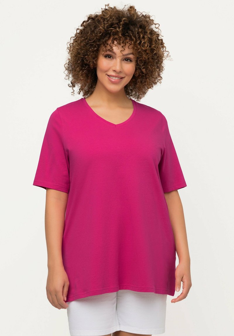 Magenta krótki rękaw T-shirt z dekoltem w serek, wykonany z gładkiego materiału, ma luźny krój i prosty dół, w połączeniu z białymi szortami.
