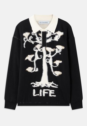 Melna adīta džemperis ar baltu koka dizainu un vārdu "DZĪVE" apakšmalā. Ir krēmkrāsas apkakle un mīksta, strukturēta auduma.