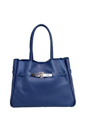 Borsa in pelle blu con due spallacci e chiusura con fibbia argentata al centro frontale su sfondo bianco.