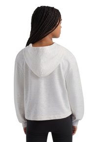 Hoodie cropped cinza-claro com mangas longas e capuz ajustável, apresentando um tecido texturizado e um corte relaxado.