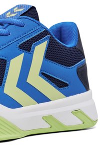 Sportskor med en blå och marinblå ovandel, nätpaneler, gröna detaljer och en vit sula. Inkluderar en strukturerad häl för stabilitet.