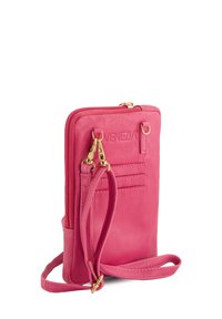 Różowa skórzana torebka crossbody z zapięciem na zamek, złotymi akcentami i wieloma slotami na karty. Gładka tekstura o kompaktowym, prostokątnym kształcie.