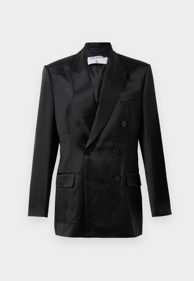 Zwarte satijnen dubbelbreasted blazer met puntsla lapels, vier knopen, twee klepzakken en een borstzak, gelabeld "Filippa K."