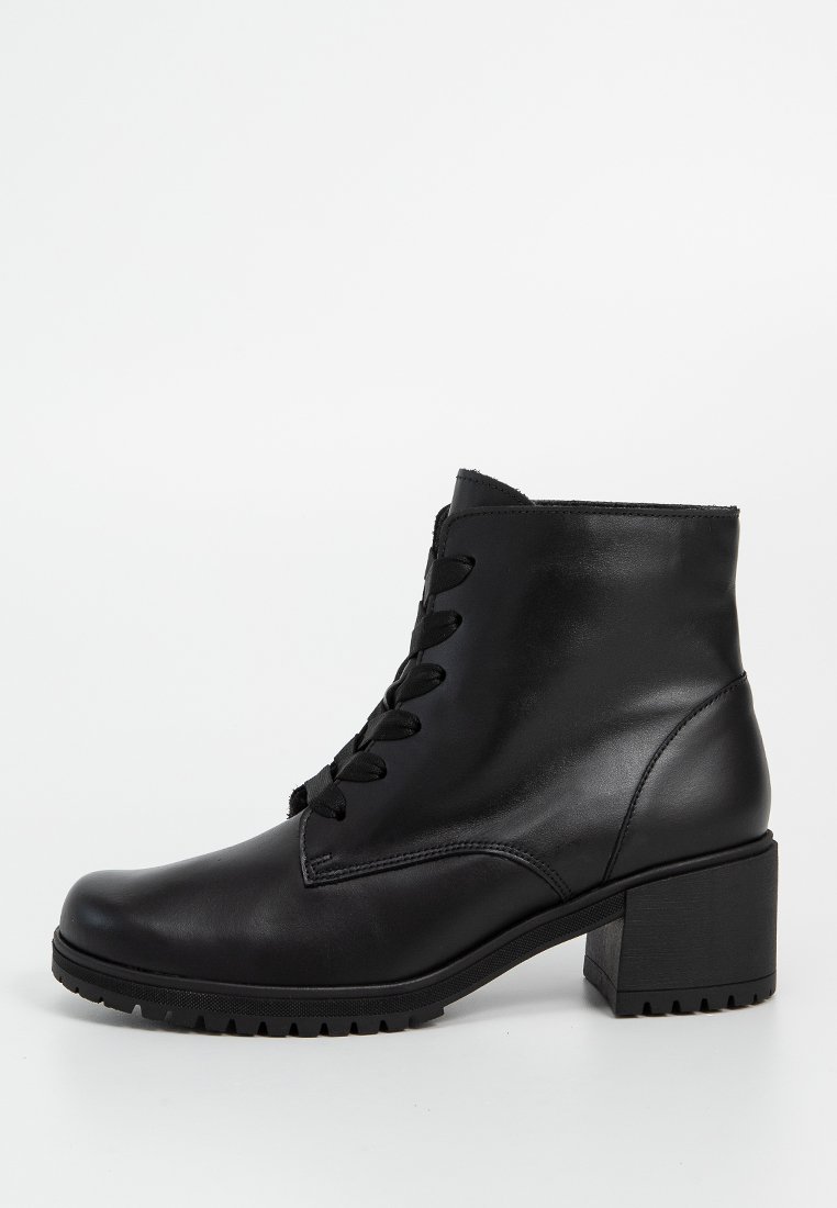 Schwarze Lederstiefeletten mit runder Zehenform, Schnürung vorne und einem klobigen Blockabsatz. Verfügt über eine strukturierte Sohle für besseren Halt.