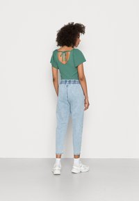 ONLY ONLBLUSH POPTRASH EASY BOX - Mom Jeans - light blue denim