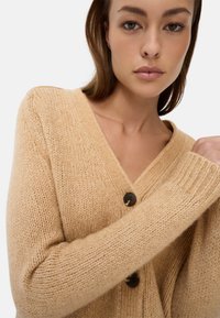camel active MIT RAGLANÄRMELN UND KNOPFVERSCHLUSS - Strickjacke - caramel