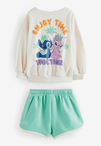 Felpa crema con grafica colorata di due personaggi e testo "GODITI IL TEMPO INSIEME". Pantaloni corti verde menta con cintura elastica e bordi bianchi.