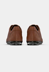 Καφέ δερμάτινα παπούτσια με στρογγυλές πίσω πλευρές και υφασμένο σχέδιο, με μαύρη ελαστική σόλα με οπές αερισμού και λογότυπο Geox.