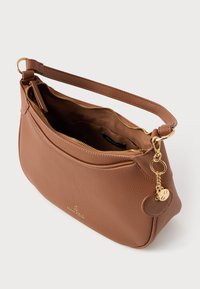 Sac à main en cuir grainé brun avec une ouverture zippée, des accents de ferrures dorées et un charm décoratif ; doté d'une poignée courte et d'un intérieur spacieux.