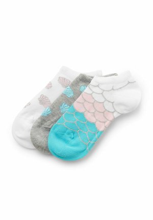 Trzy pary skarpetek do kostek z wzorami muszelek i łusek w kolorach białym, szarym, różowym i turkusowym ułożone obok siebie.