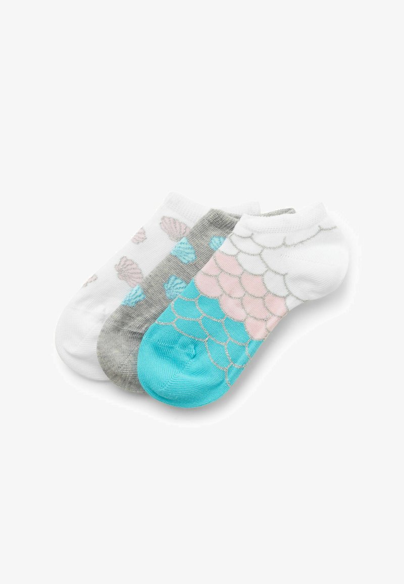 Trois paires de chaussettes courtes avec des motifs de coquillages et d'écailles en blanc, gris, rose et turquoise, disposées côte à côte.