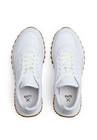 Weiße Sneaker mit glattem Lederobermaterial, rundem Zehenbereich, gepolstertem Kragen und Gummisohle. Verfügen über weiße Schnürsenkel und ein minimales Branding.