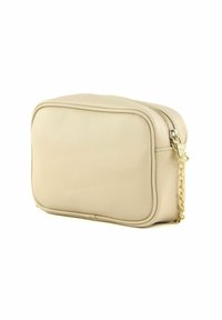 Estuche de cuero beige con forma rectangular, que presenta un zipper dorado y un detalle de cadena. Superficie texturizada con bordes suaves.