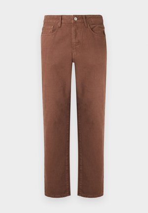 Pantalones de mezclilla marrones con un diseño de pierna recta. Las características incluyen un cierre frontal con botón, dos bolsillos laterales y detalles de costura mínimos.