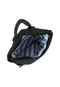 Bolsa de tela negra con cierre de cremallera, que presenta un interior forrado en rayas azules y blancas. Tiene dos asas cortas para un fácil transporte.