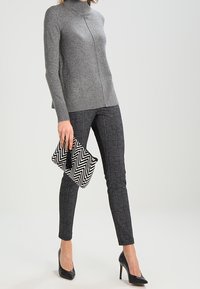 comma Sweter