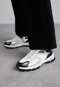 UOMO - Trainers - bianco/nero/argento