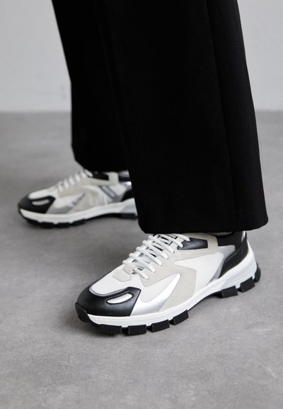 MOSCHINO UOMO - Baskets basses - bianco/nero/argento