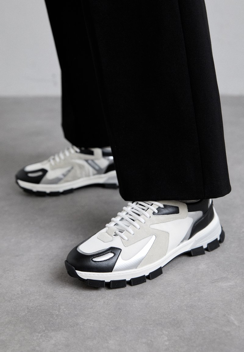 MOSCHINO UOMO - Sportbačiai - bianco/nero/argento