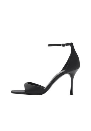 Czarne sandały na wysokim obcasie z paskiem wokół kostki, otwarte na palcach, o eleganckim designie, gładkiej fakturze i błyszczącym wykończeniu obcasa.