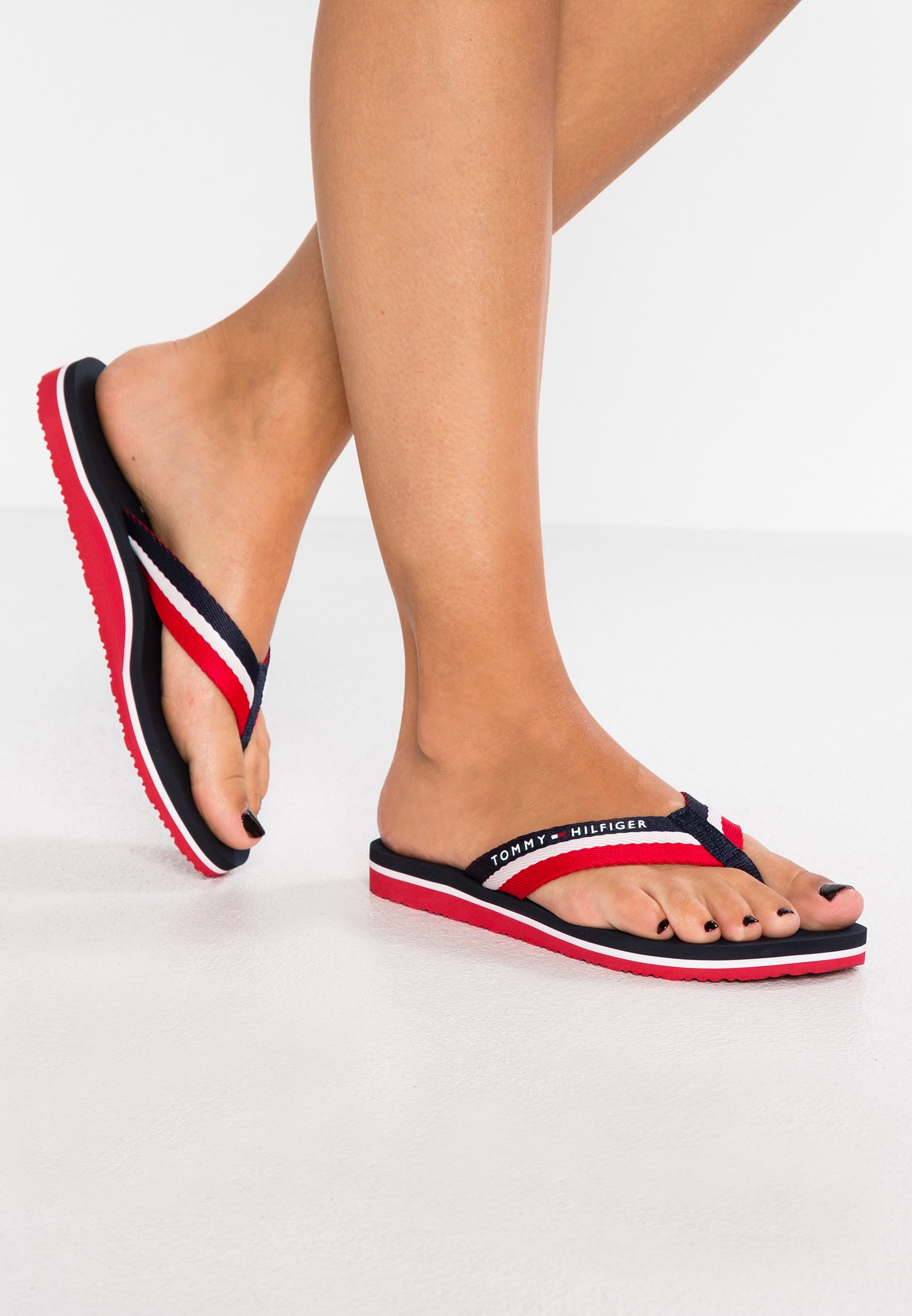 Movimiento personalidad Señal Tommy Hilfiger LOVES BEACH - Sandalias de dedo - blue/azul marino - Zalando .es