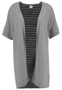 Grå stickad kofta med korta ärmar, med ribbmönster och öppen front. Insidan har ett svartvitt randigt mönster.