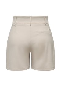 Short beige sur mesure avec passants de ceinture et une poche passepoilée unique à l’arrière, présenté de dos sur fond blanc.