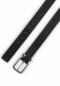 Cintura in pelle nera con una finitura lucida. Presenta una fibbia in metallo argentato e cuciture rosse lungo la pelle vicino alla fibbia. Cinque fori di regolazione.