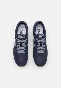 Mornarice superge z mrežastim zgornjim delom in sivimi vezalkami. Imajo belo logo in dodatke. Gumijast podplat, okrogla konica in oblazinjen ovratnik.